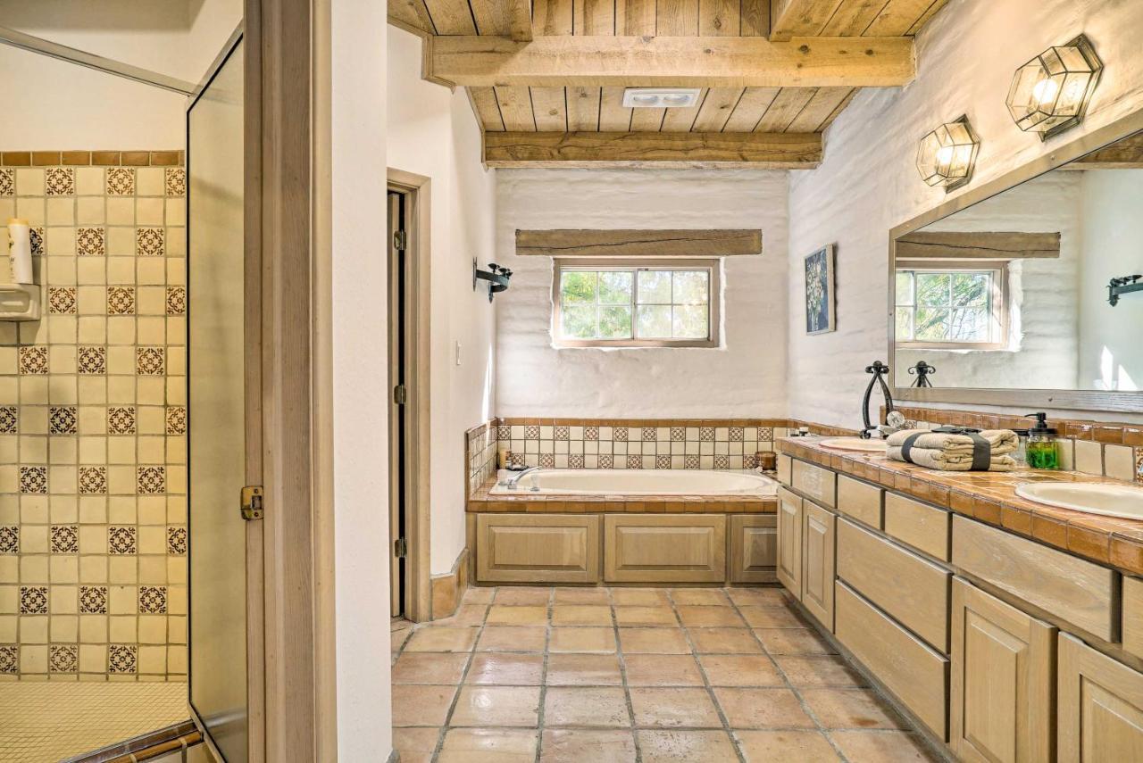 Las Cruces Home La Casa Blanca With Courtyard Экстерьер фото